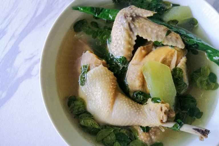 Tinolang manok - chicken soup with vegetables and herbs